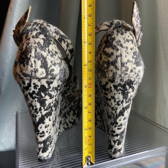 NWOT-Fun Shoes! wedge sandles, 6.5 Blk & White fur-cow print -Never Worn - Picture 4 of 10